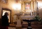 Iwona Gibas podczas modlitwy w Bazylice Ofiarowania Najświętszej Maryi Panny