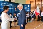 Józef Gawron rozmawia z dyrektorem szkoły