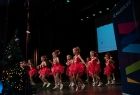 Dziewczynki tańczące na scenie
