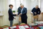 Józef Gawron wręcza upominki