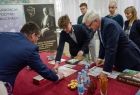 Józef Gawron rozmawia z młodymi