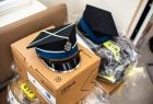 Strażacka czapka na pudełkach z akcesoriami ochronnymi
