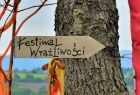 Kierunkowskaz z napisem "Festiwal wrażliwości"