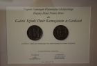 Na fotografii brązowy Medal Polonia Minor z napisem dla Galerii Sztuki Dwór Karwacjanów w Gorlicach
