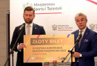 Kamil Bortniczuk i Marcin Nowak prezentują bilet rodzinny VIP