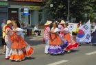 Pary w kolorowych strojach wirują w tańcu