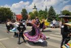 Meksykańscy tancerze tańczą na ulicy