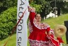 Meksykanka w czerwonej sukni na scenie