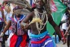 Kenijscy artyści tańczą na scenie