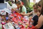 dzieci malują kamienie podczas pikniku w strefie kibica