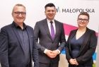 Wicemarszałek Łukasz Smółka z gośćmi podczas spotkania w agendzie UMWM w Miechowie