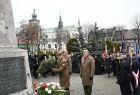 Wieniec pod pomnikiem składa delegacja wojskowa