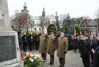 Żołnierze salutują przed pomnikiem