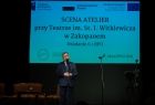 Marszałek Małopolski Witold Kozłowski przemawia na tle grafiki