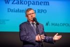 Marszałek Małopolski Witold Kozłowski przemawia na tle grafiki