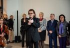 dyrektor teatru Andrzej Dziuk oprowadza gości po wnętrzach