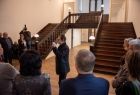 w tle schody, na pierwszym planie Andrzej Dziuk dyrektor teatru przemawia do zebranych gości