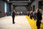 dyrektor Andrzej Dziuk w jednym z pomieszczeń przemawia do jednego z gości