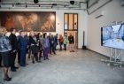 goście zaproszeni na wydarzenie oglądają nowe wnętrza teatru