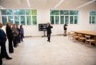 Andrzej Dziuk oprowadza gości i opowiada po wnętrzach nowej części teatru