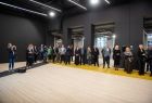 nowe pomieszczenie teatru w tle zaproszeni na wydarzenie goście