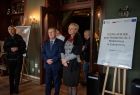 Marszałek Małopolski Witold Kozłowski i Iwona Gibas członek zarządu WM stoją przy wejściu do teatru