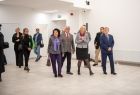 zaproszeni goście oglądają nową część teatru