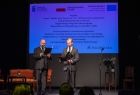 na scenie aktorzy teatru prowadzą część oficjalną
