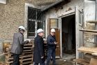Teatr im. Stanisława Witkiewicza w trakcie remontu. Marszałek małopolski Witold Kozłowski w chodzi w towarzystwie dwóch mężczyzn do remontowanego budynku. 