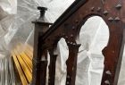 Widok na zbytkową drewnianą balustradę. 