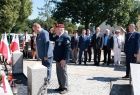 Uczestnicy obchodów oddający hołd przez pomnikiem Poległych Żołnierzy Polskich na cmentarzu parafialnym w Oświęcimiu