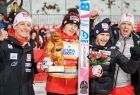 Trener Thomas Thurnbichler i Dawid Kubacki z nartami i niedźwiadkiem - nagrodą 
