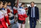 Marszałek Witold Kozłowski witający się z zawodniczkami klubu sportowego Millenium