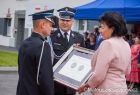 Radna Jadwiga Wójtowicz przekazuje dwóm strażakom z OSP Srebrny Medal Polonia Minor.