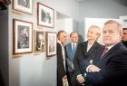 premier Piotr Gliński ogląda fotografie i obrazy z ekspozycji muzeum