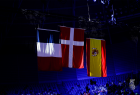 trzy flagi na maszcie pod dachem Tele2 Areny: Danii, Francji i Hiszpanii