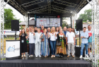 Zwycięzcy na scenie, wraz z nimi radna województwa Marta Mordarska