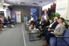 uczestnicy konferencji, widziani z boku
