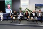 rozmawiają uczestnicy konferencji