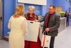 Iwona Gibas z Zarządu Województwa Małopolskiego przekazuje symboliczny upominek rektor oświęcimskiej uczelni prof. Soni Grychtoł