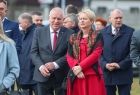 Iwona Gibas z zarządu województwa oraz wicewojewoda Ryszard Pagacz stojący wraz z innymi uczestnikami wydarzenia, stojący przed otwieranym uroczyście budynkiem uczelni w Oświęcimiu