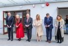 Iwona Gibas z Zarządu Województwa Małopolskiego podczas tradycyjnego przecięcia wstęgi, w towarzystwie rektor uczelni prof. Soni Grychtoł, starosty oświęcimskiego Andrzeja Skrzypińskiego i prezydenta Oświęcimia Janusza Chwieruta 