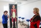 Iwona Gibas z zarządu województwa zwiedza nowo otwarty budynek, który ma służyć m.n. studentom kierunków medycznych. Jedna z wykładowczyń prezentuje fantom sylwetki ludzkiej