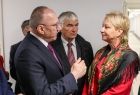 Iwona Gibas z zarządu województwa podczas rozmowy z uczestnikami wydarzenia