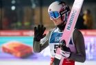 Kamil Stoch z nartami na ramieniu