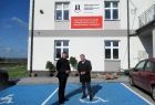 Wicemarszałek Łukasz Smółka przed budynkiem Centrum Wsparcia Osób z Niepełnosprawnością Intelektualną i ich Rodzin w Strzeżowie Drugim 