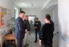 Łukasz Smółka podczas wizyty w Centrum Wsparcia Osób z Niepełnosprawnością Intelektualną i ich Rodzin w Strzeżowie Drugim