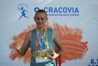 zawodnik z medalami z całej triady