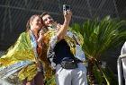 dwójka zawodników - w foliach termicznych - robi sobie selfie telefonem komórkowym