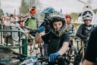 Młody rowerzysta w kasku